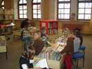 Kinder lesen in der Stadtbücherei