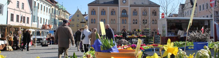 Wochenmarkt in Pfaffenhofen mit bunten Blumen und Menschen und Verkausfsständen