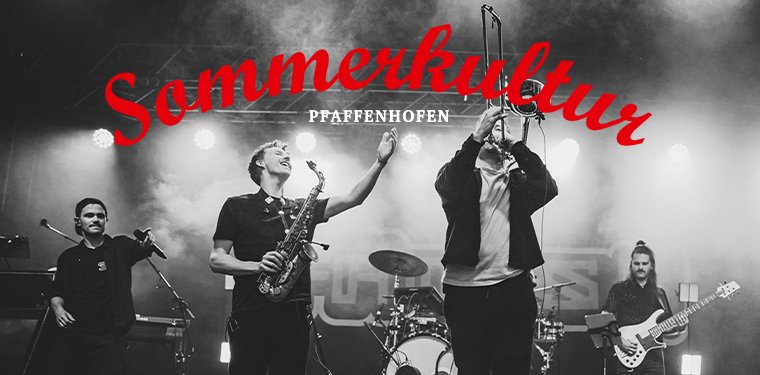 Schriftzug rot: Sommerkultur, darunter in weiß: Pfaffenhofen, im Hintergrund ein schwarz-weiß Foto der Band Fättes B