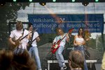 Band spielt auf der Bühne.