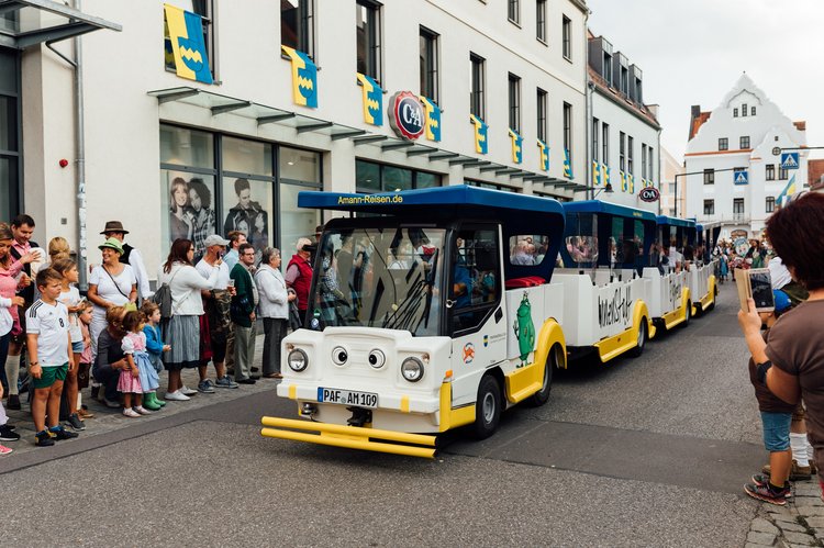 Der Innentsadt-Express beim Auszug zum Volksfestplatz 2018.