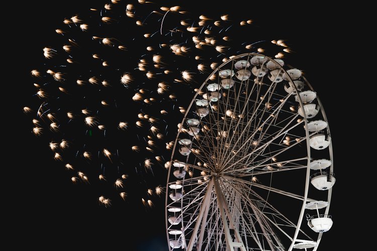 Riesenrad bei Feuerwerk, Volksfest 2018.